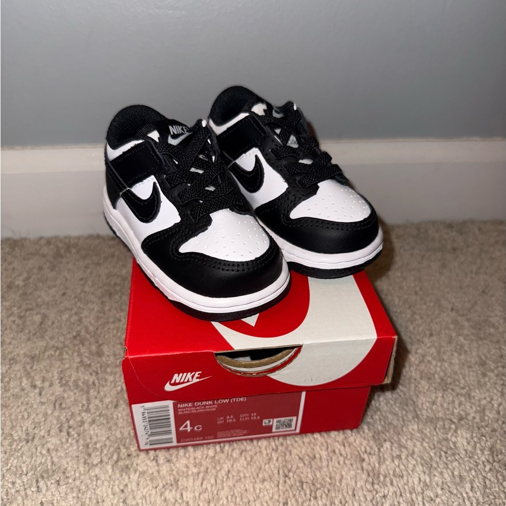 NIKE Dunk Low Baby/Toddler Black and White Sneakers

White/White/Black
Size 4c